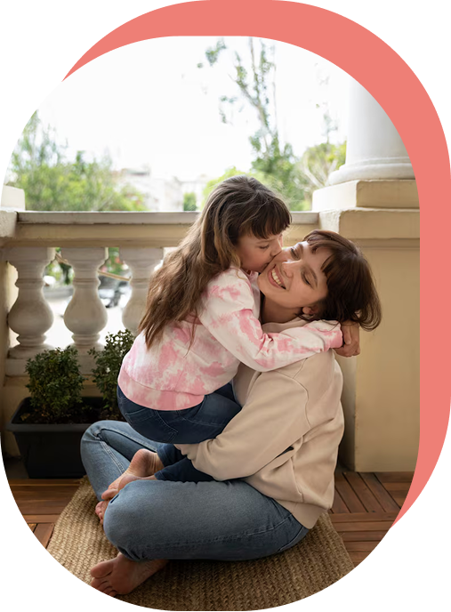 madre e hija beso y abrazo